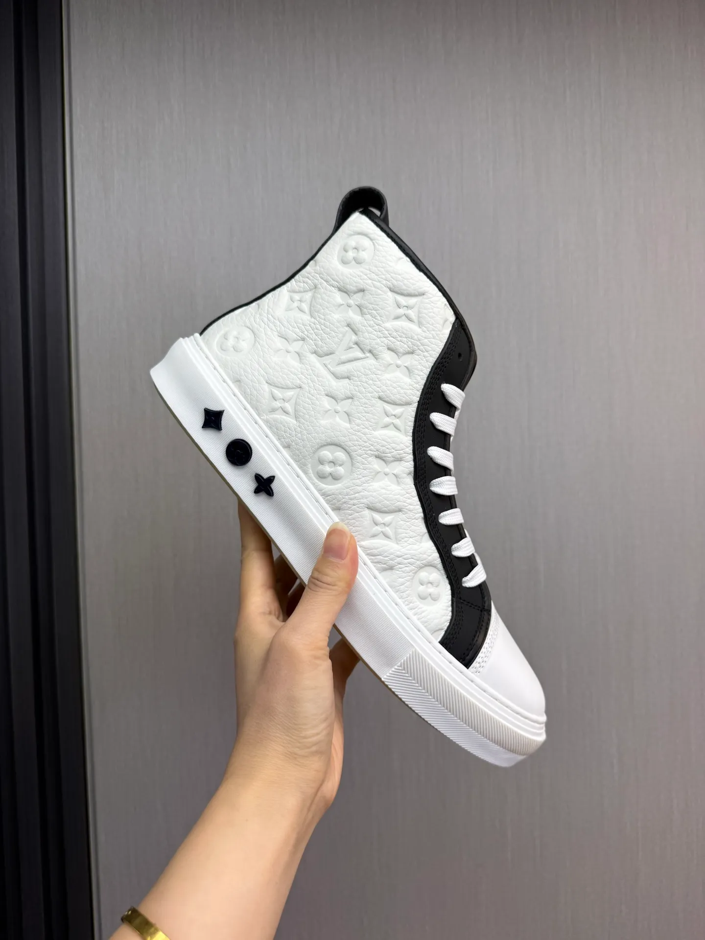 Men's shoes 💰840💰 LOUIS VUITTON [Luden Yiwei] The new trendy Lv is on the market 🎁, casual and fashionable men's shoes 👟 1:1 shipment ⬆️The upper is made of imported cowhide + cowhide mesh lining, the original wear-resistant rubber outsole, the version is simple and elegant, exclusive for trendy men. 38-45 (38.45 is non-refundable if made to order)